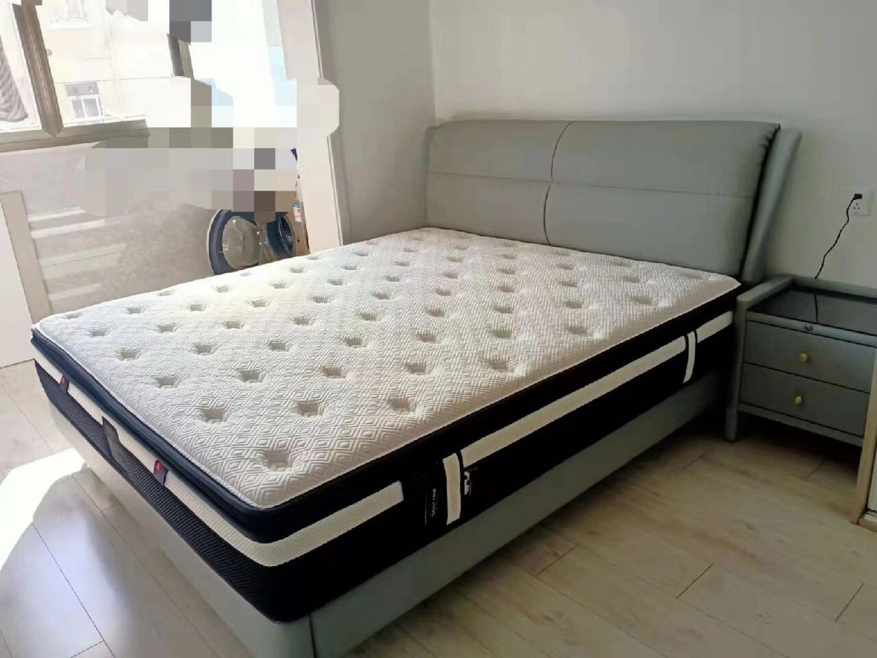 买的尚驰他们家的床和床垫,感觉特别舒服,也很简约,挺喜欢的质量比较