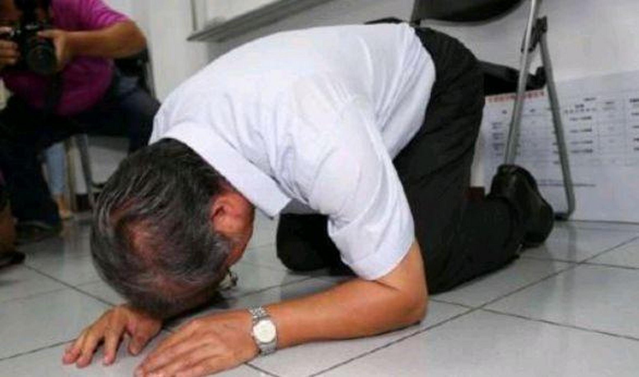 然而,女儿却当面拒绝,并委屈地表示:几百万的拆迁款和三套房子都给了