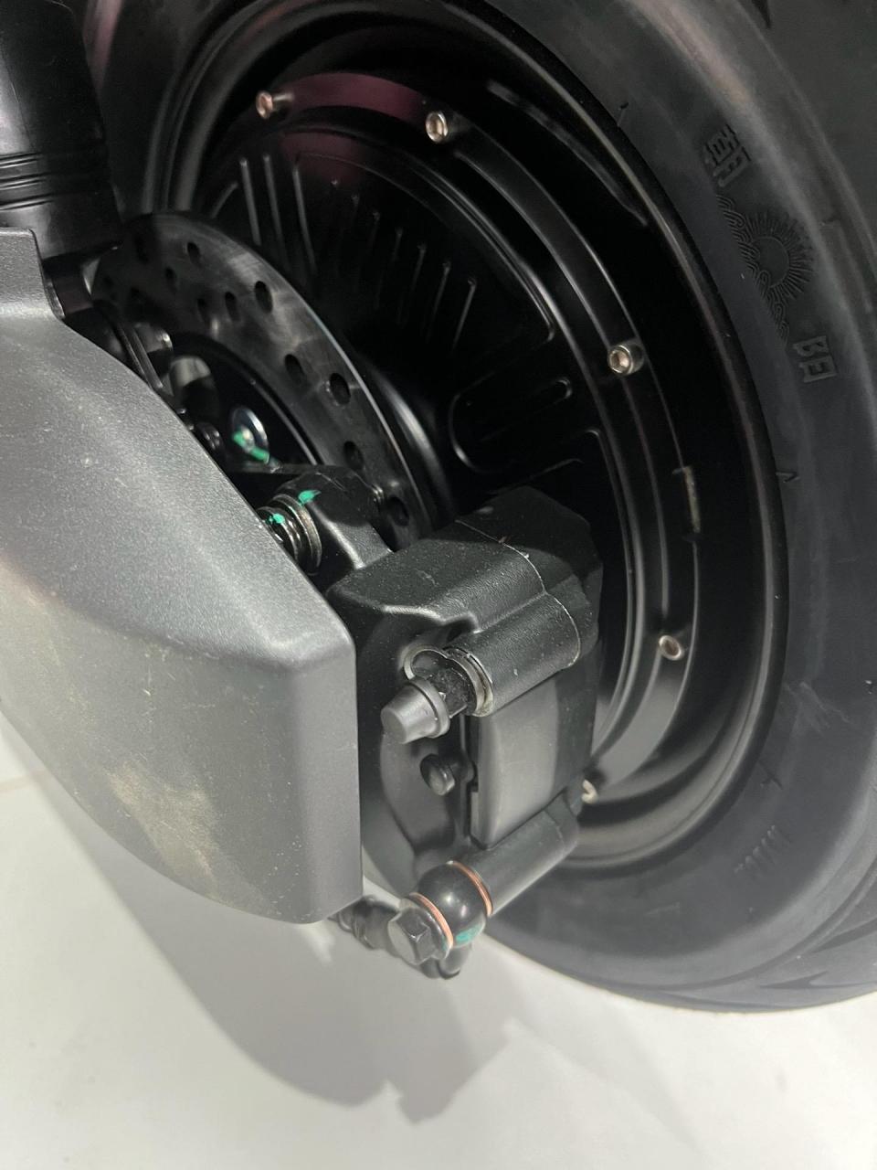 ttfar1200w电机,6块23安石墨烯电池,前后双碟刹,无钥匙开启电源.