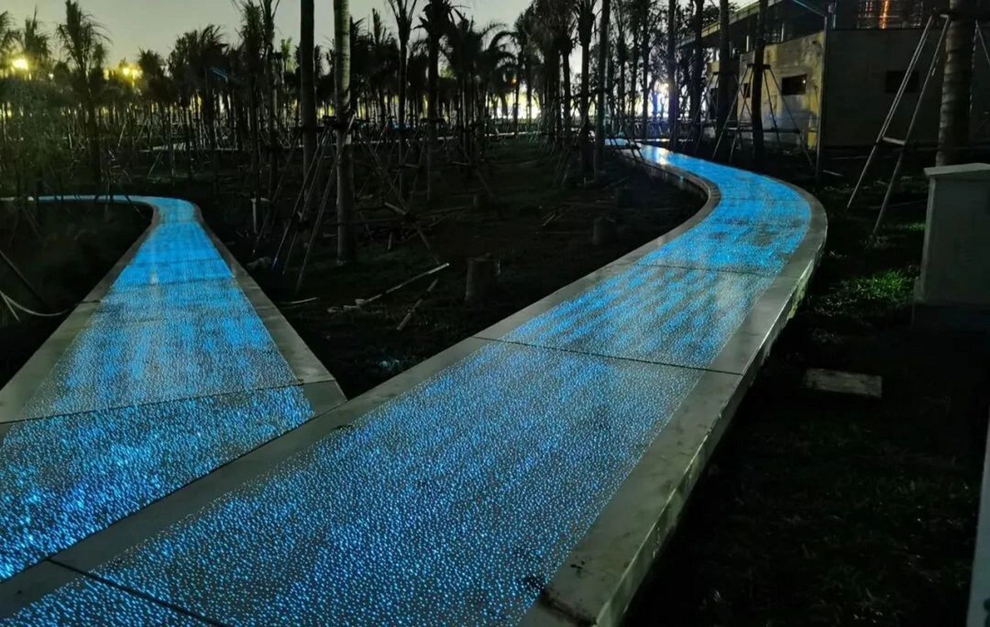 透光混凝土在园林地面中的应用美极了 透光混凝土也叫透光水泥,在园林