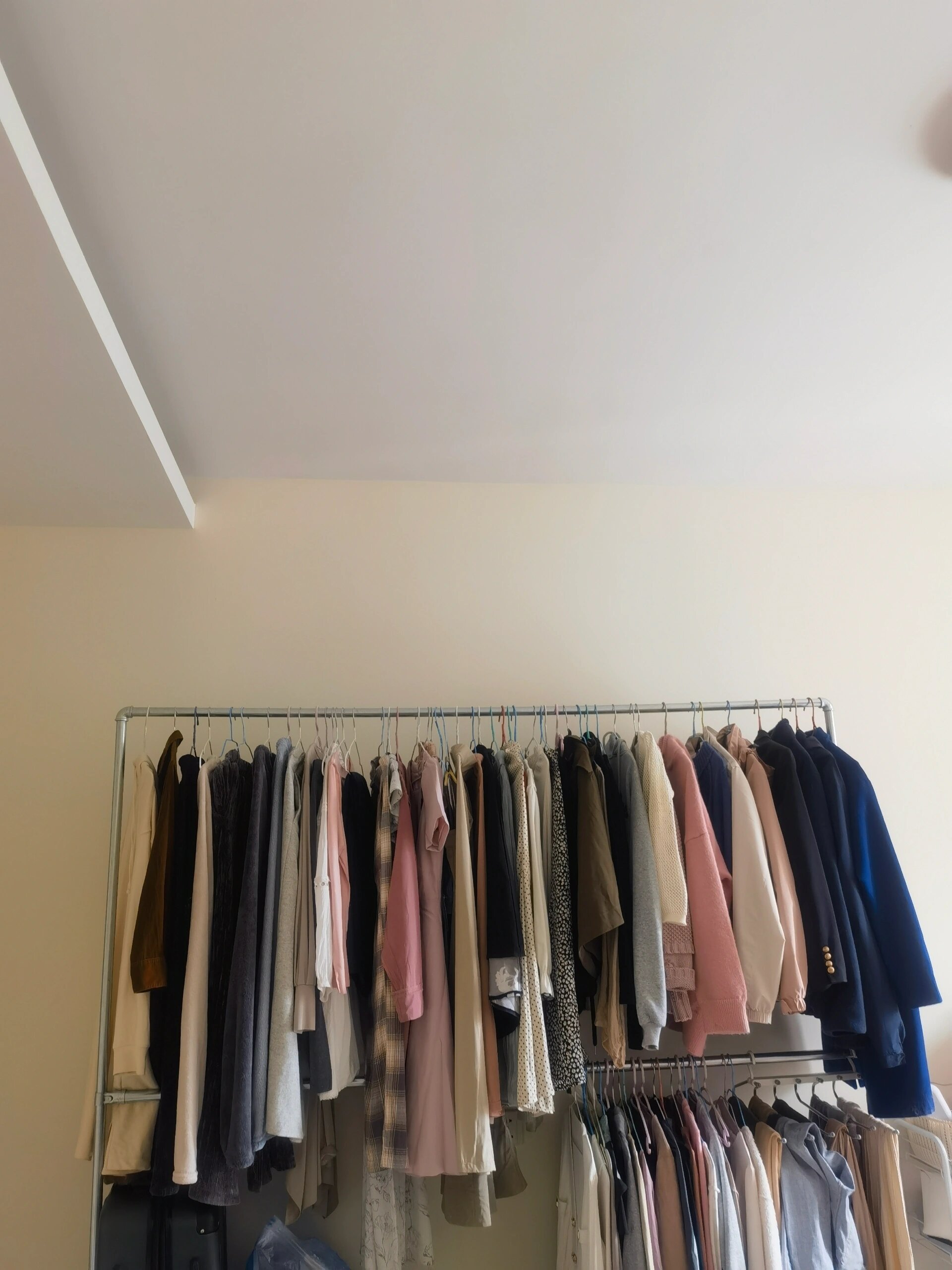 小红书没骗我,镀锌水管挂衣架真的不会塌 前段时间疯狂买衣服,导致