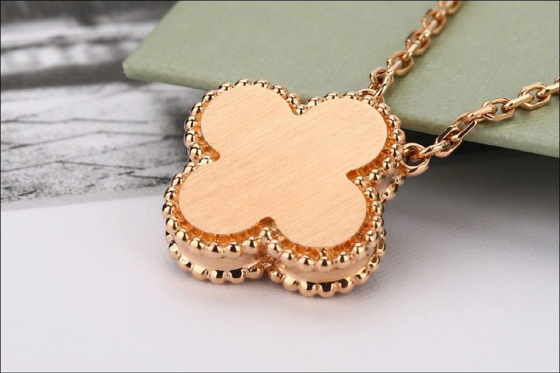 梵克雅宝 圣诞限量款 alhambra四叶幸运系列18k玫瑰金&红色虎眼石镶钻