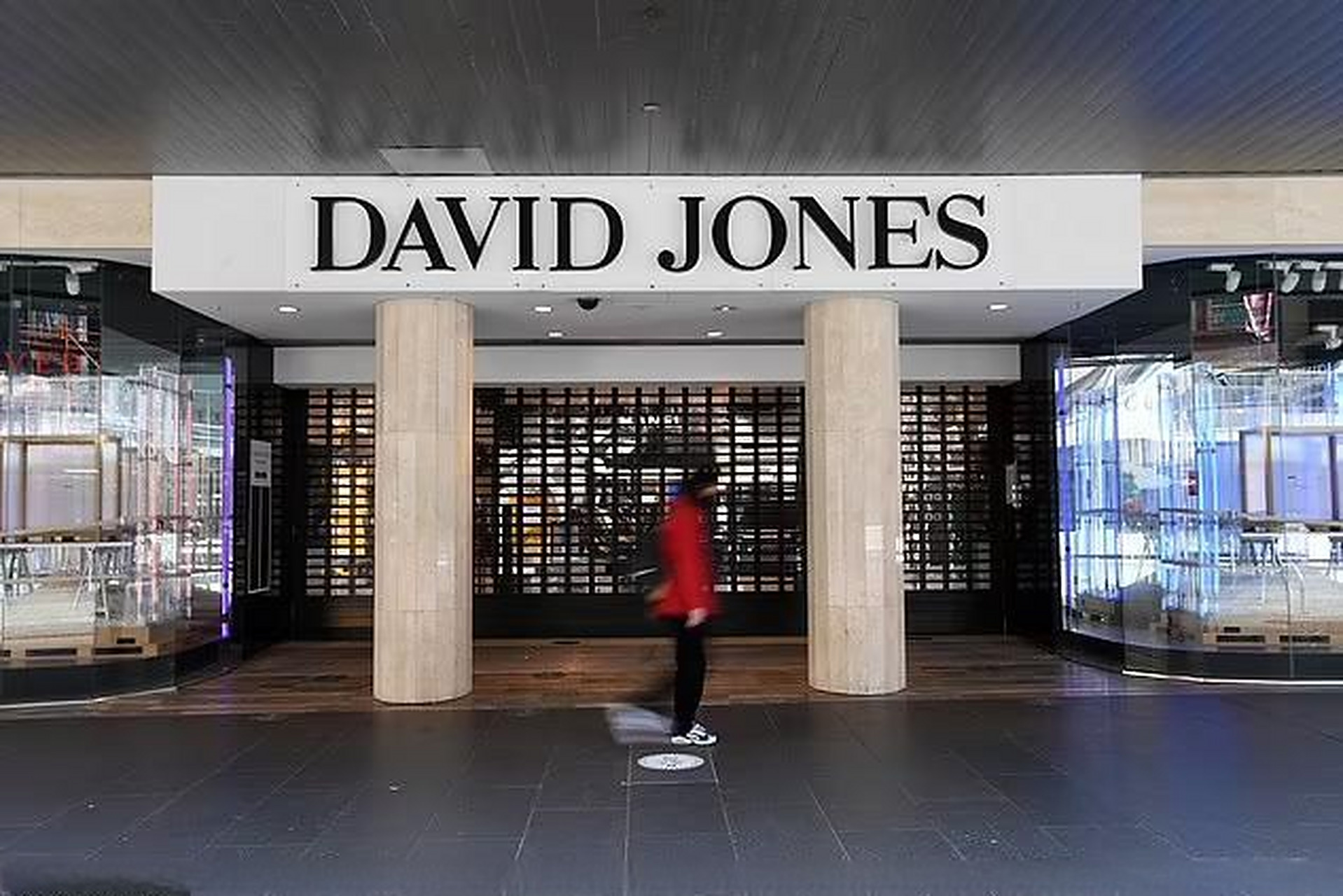 3亿】 《每日邮报》报道称,david jones可能在圣诞节前以1.