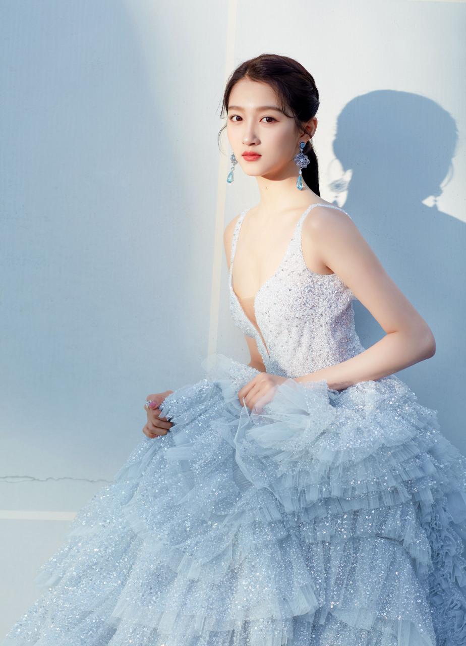 关晓彤迷人纱裙高清壁纸大片:妆容淡雅清丽,魅力迷人.