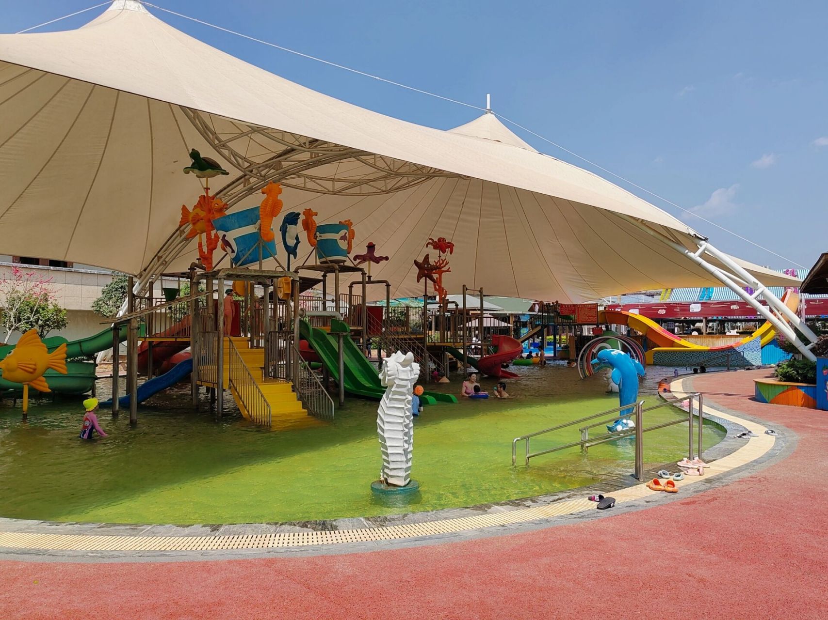 昆明汤海温泉水上乐园位于云南省昆明市宜良县阳宗海风景名胜区汤池镇
