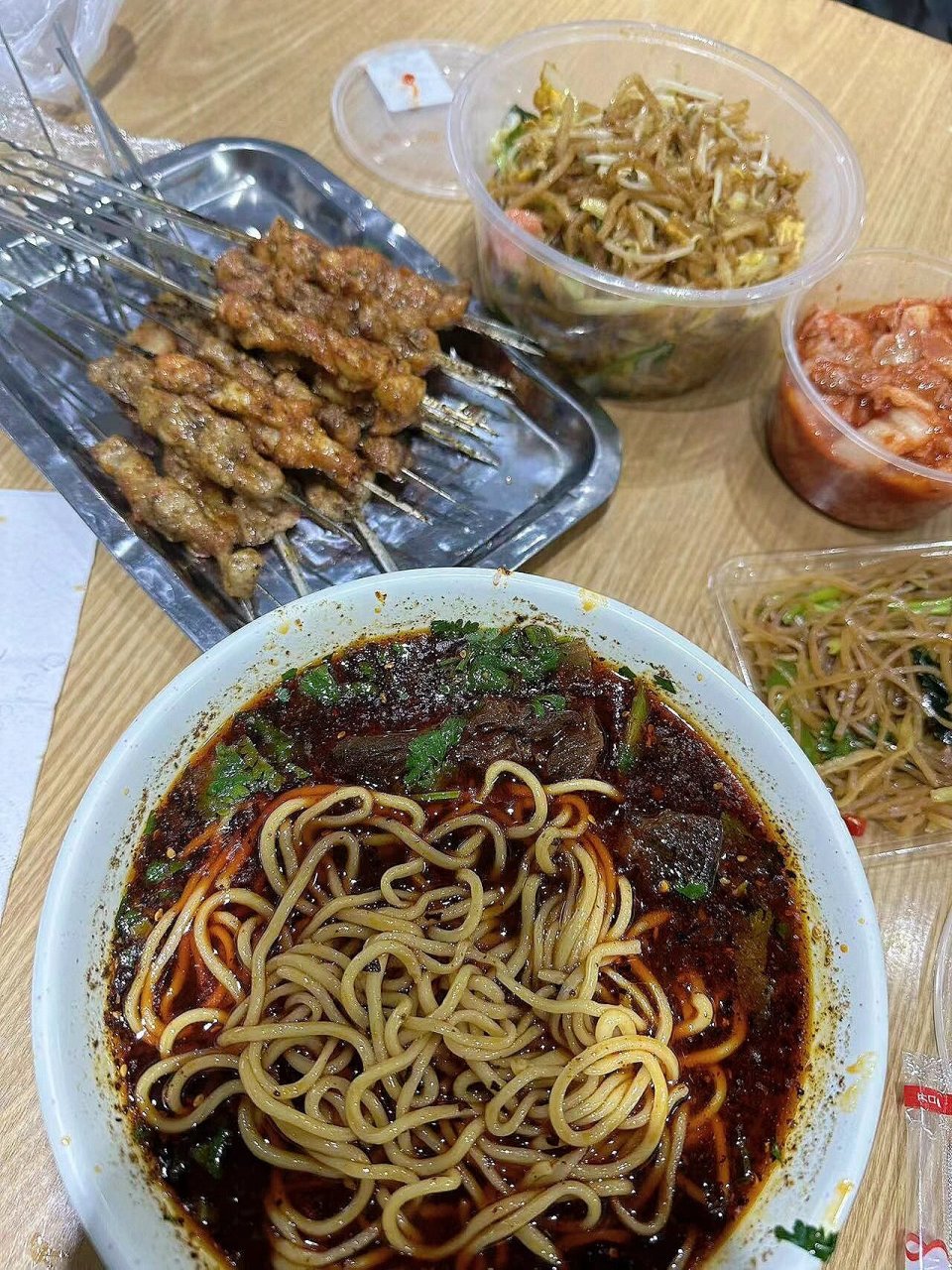 潍坊小杨拉面 冬天的深夜来个夜宵吧~ 小杨的红烧牛肉面加烤五花加