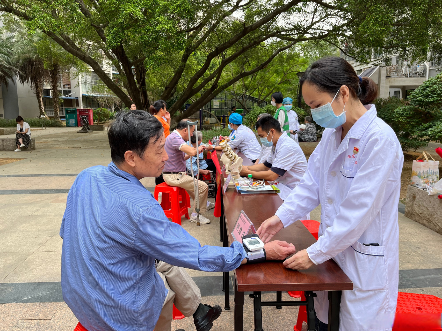 柳州禁毒 为进一步向群众普及禁毒知识,近期,鱼峰区羊角山社区联合