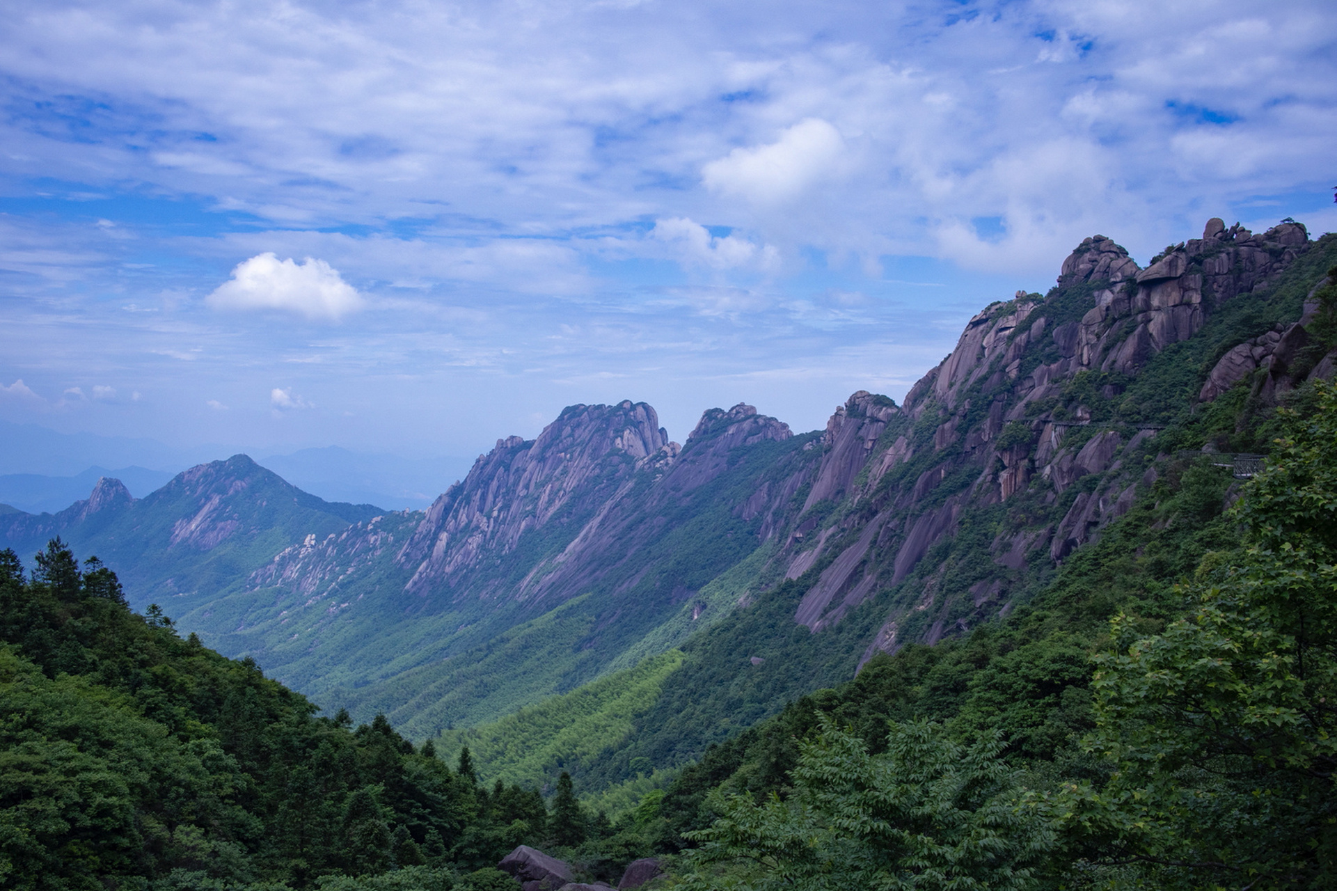 上饶灵山"雄霸天下" 江西省上饶灵山,一座很美的大山,这里是中华龙脊