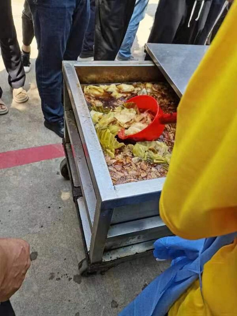 给大家看一个看守所的伙食吃啥 我只只能认识包菜,其他的不认识.