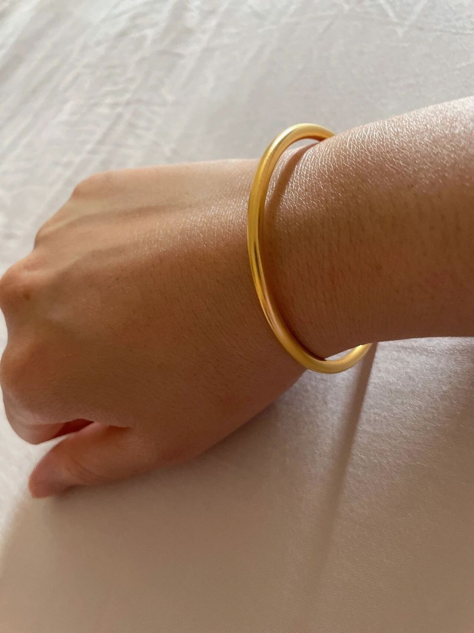 金手镯应该戴在那只手上 昨天把它戴在了右手上,一夜都没睡好,总感觉