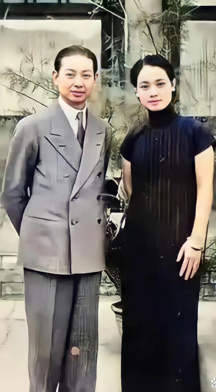 梅兰芳和妻子福芝芳的一张珍贵合影,福芝芳嫁给梅兰芳后,14年的时间里