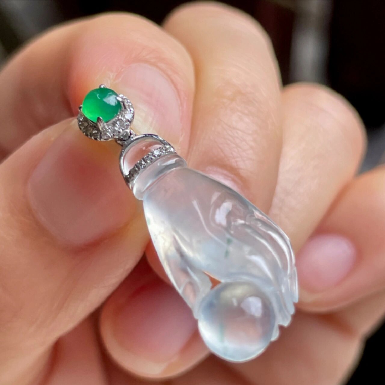 玻璃种略飘花翡翠佛手挂件