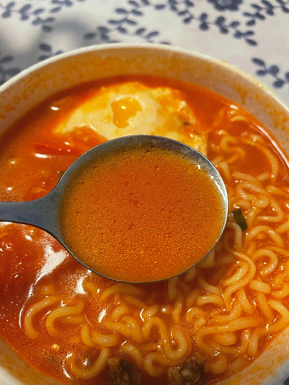 泡面推荐——统一茄皇番茄牛肉面 从小就爱吃番茄面尤其是方便面的我