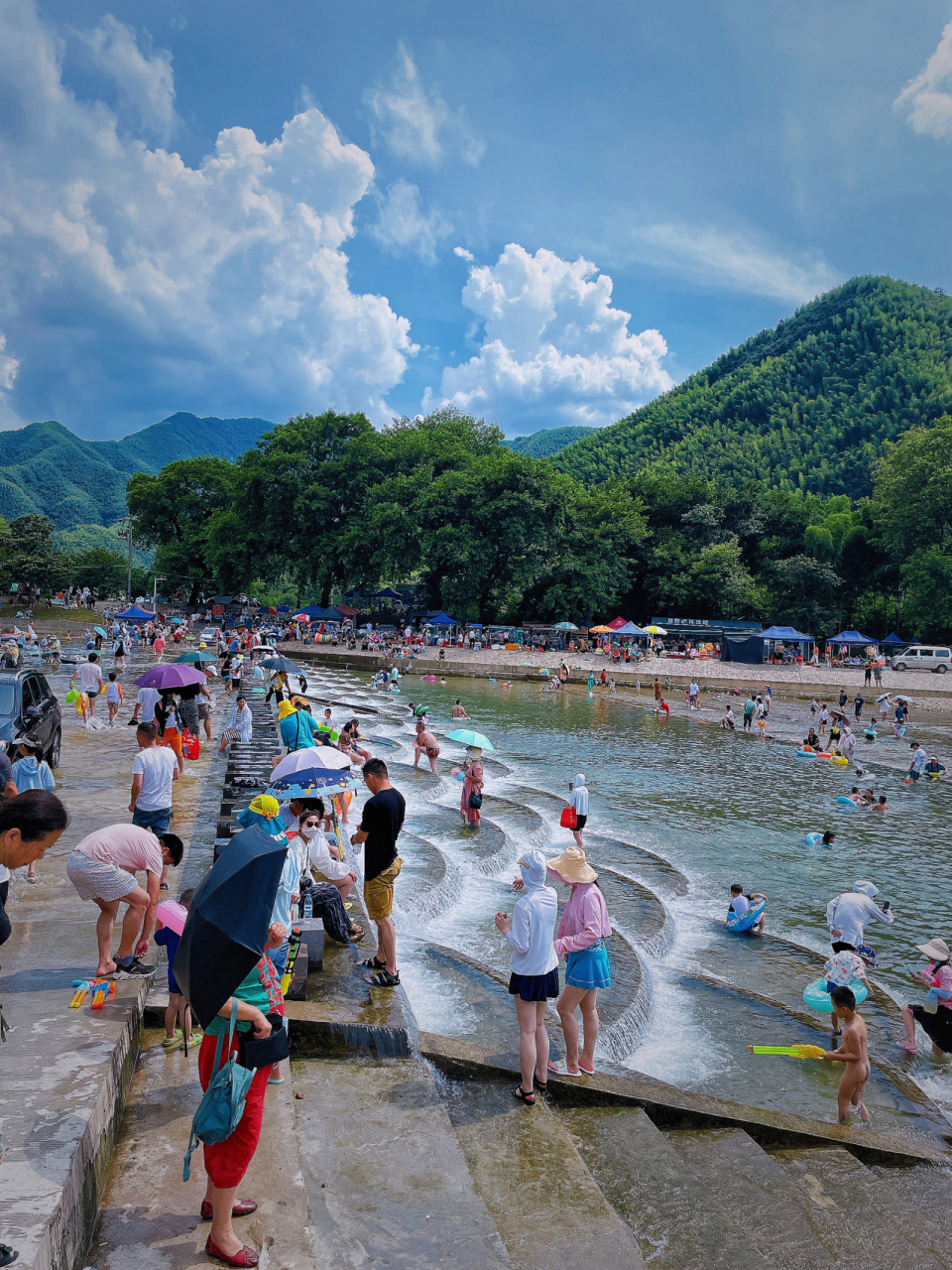 月亮湾竹筏漂流图片