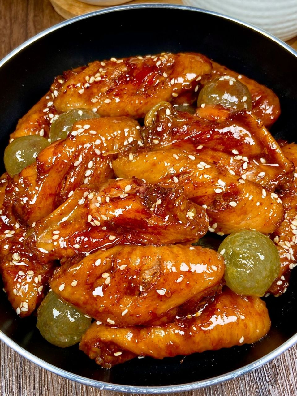 就是蜜汁鸡翅的味道呀!加了葡萄有股清香呢!还可