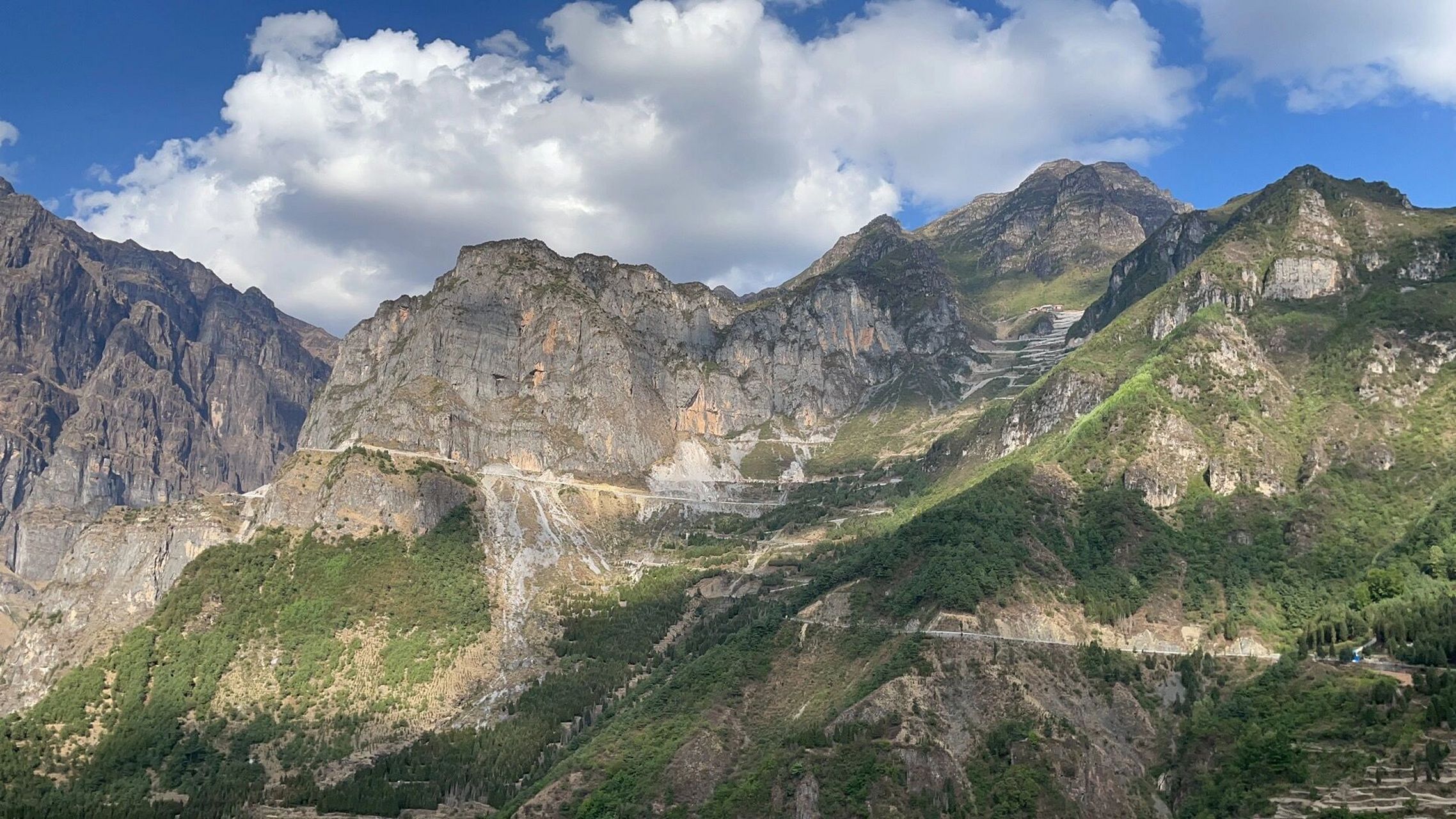 昆明周边|紫霞宫 紫霞宫位于昆明东川最高峰牯牛寨山腰,海拔3235米,是