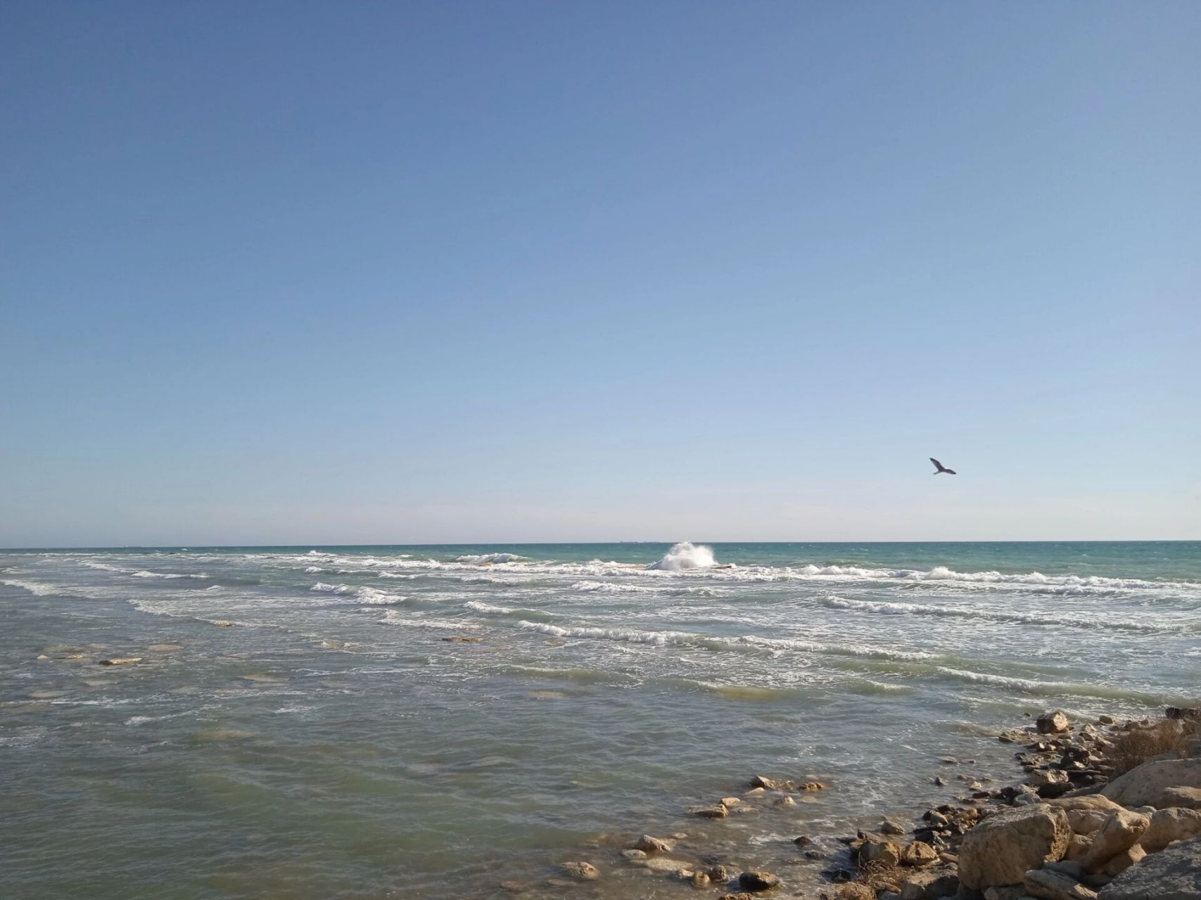 里海海滨城市阿克套 原来里海这么美 浪非常大 如果不知道这是湖 初次