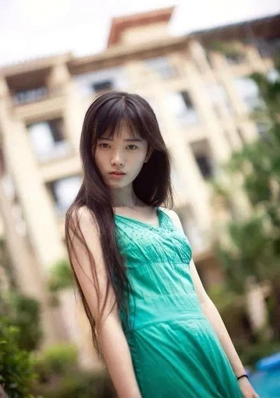 这应该是学生时代的样子吧,她的模样是很多男孩子喜欢的类型.