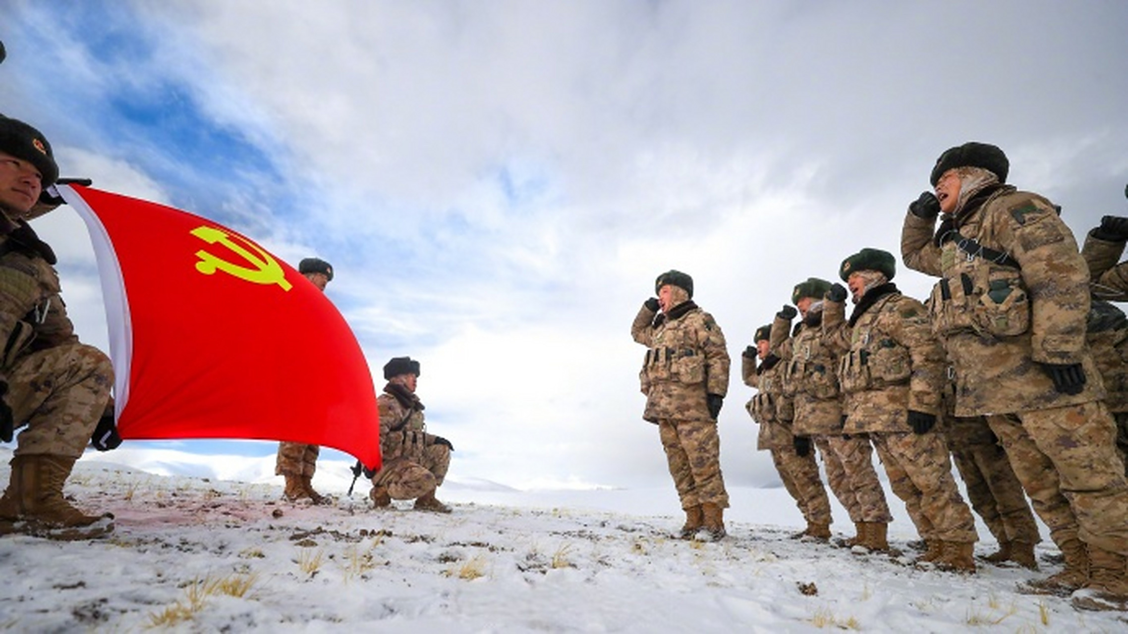 边防战士6月仍在踏雪巡逻#】近日,新疆军区某合成团官兵在海拔5200米