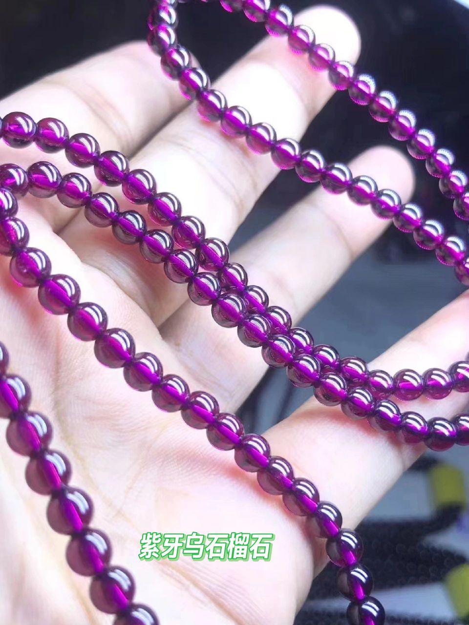 石榴石的等级划分分步阅读 石榴石可以从颜色,净度,透明度,光洁度