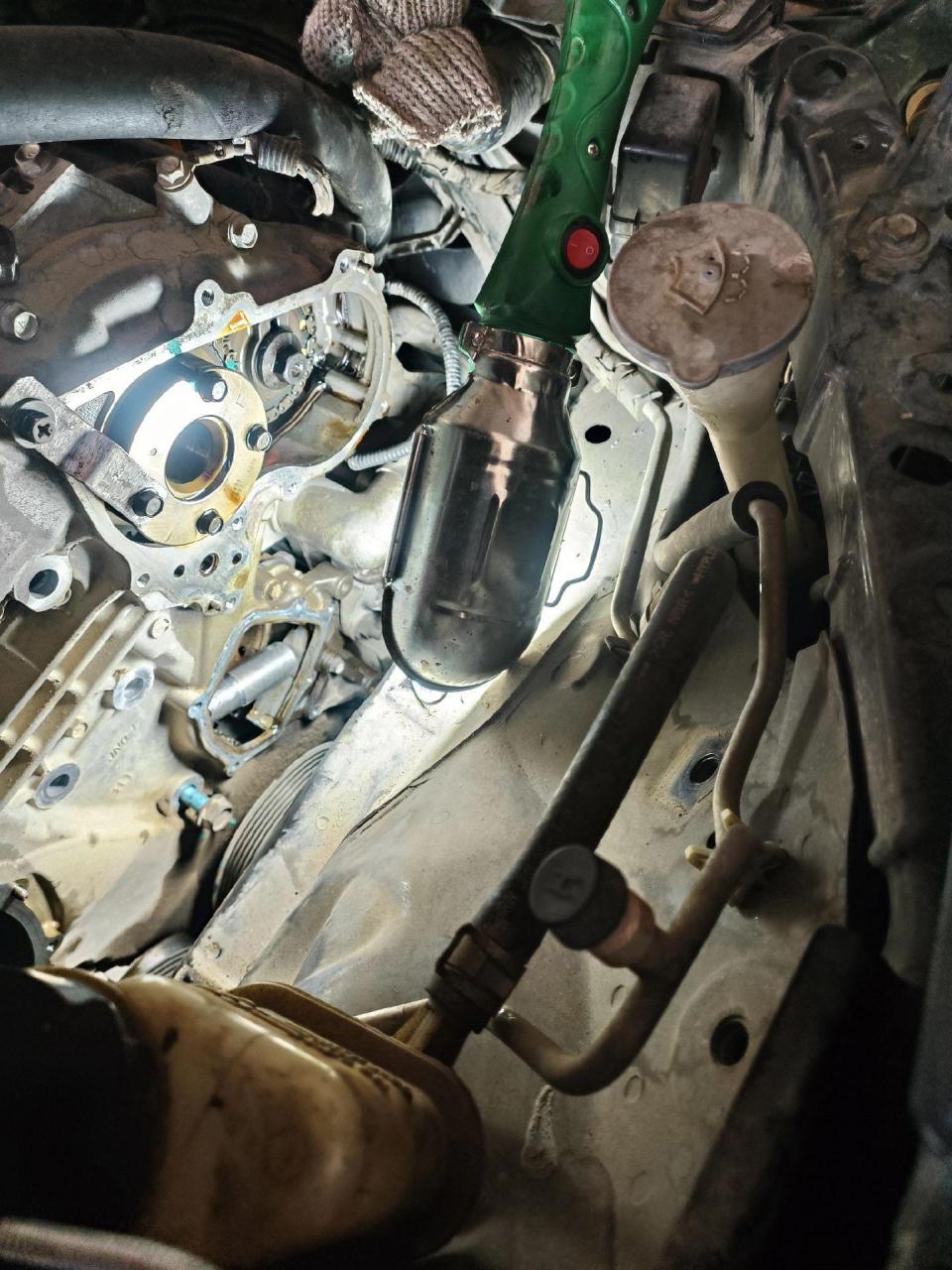 记录修理工的日常 天籁2.5更换水泵,不拆发动机正时罩,有点技巧才搞