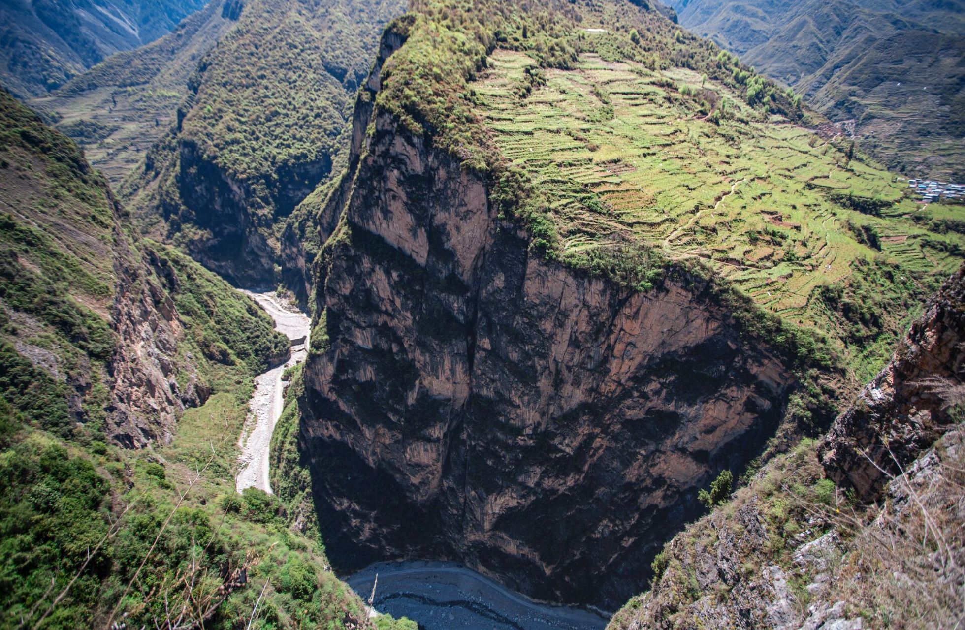 行走在悬崖边上的徒步 西羌大峡谷被誉为"中国西部第一大峡谷",它位于
