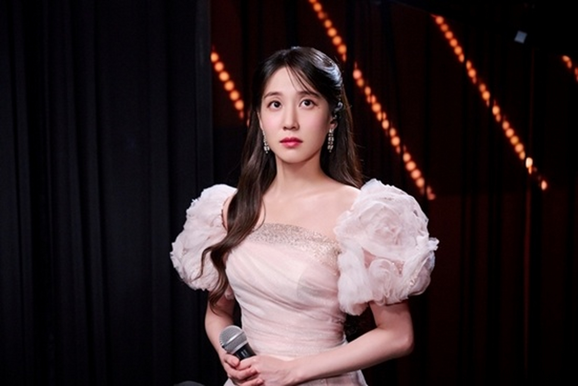 tvn新周末剧无人岛的diva公开朴恩斌角色海报&剧照.