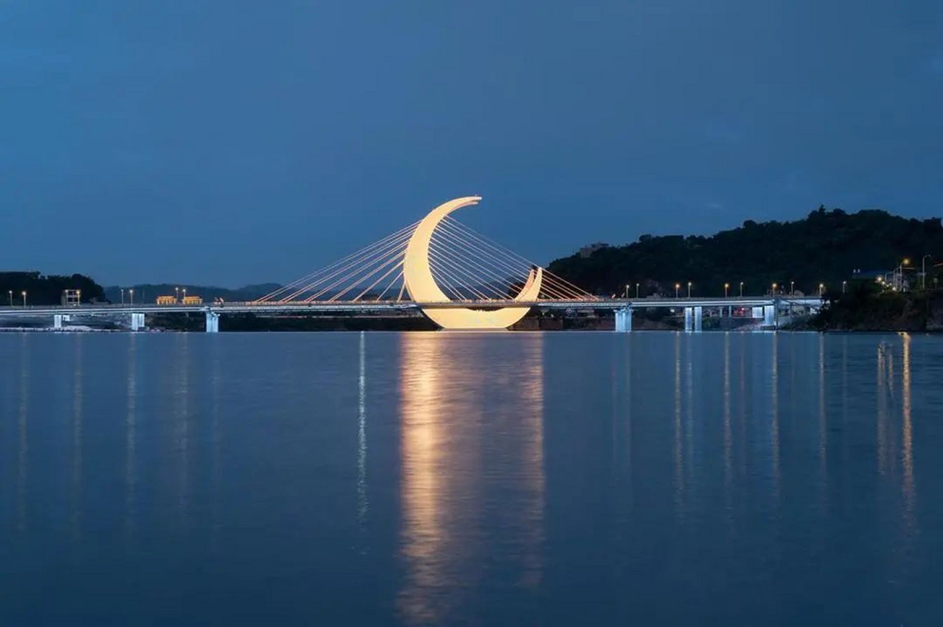 玉环漩门湾大桥夜景照明工程赏析 - 漩门湾大桥位于玉环市,漩门湾大桥