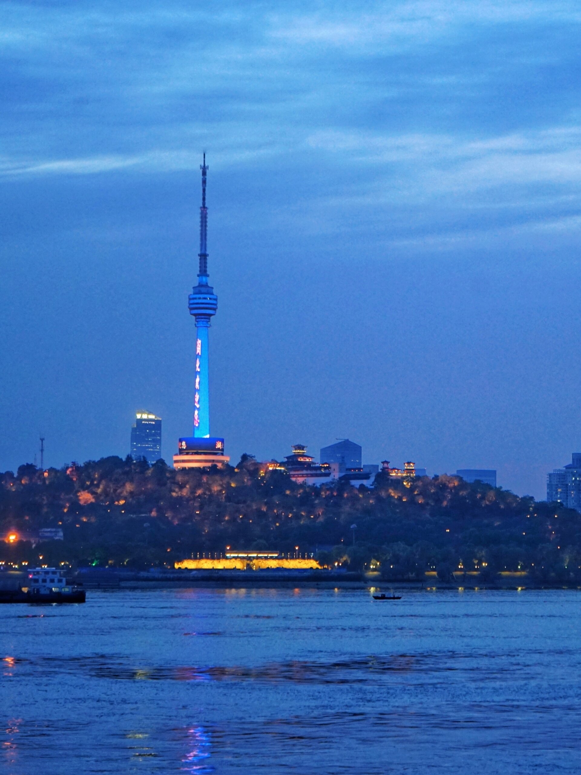 没错啦,中国第一座长江大桥就是修建于1956年的武汉长江大桥,毛爷爷