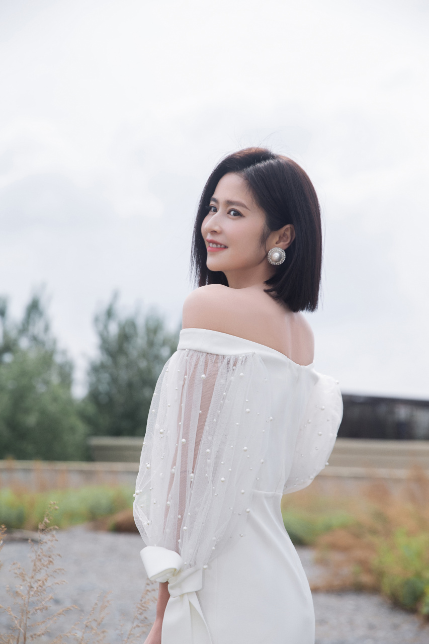 颖儿 @颖儿 空降品牌直播间00分享护肤秘籍99解锁惊喜福利～ p.