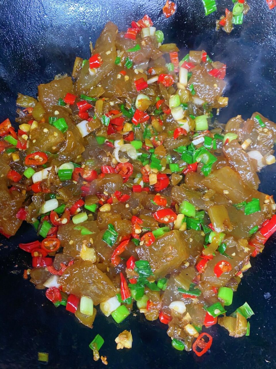 红薯粉炒酸菜,软糯美味 红薯淀粉还能炒着吃 材料   一碗红薯粉浅一点