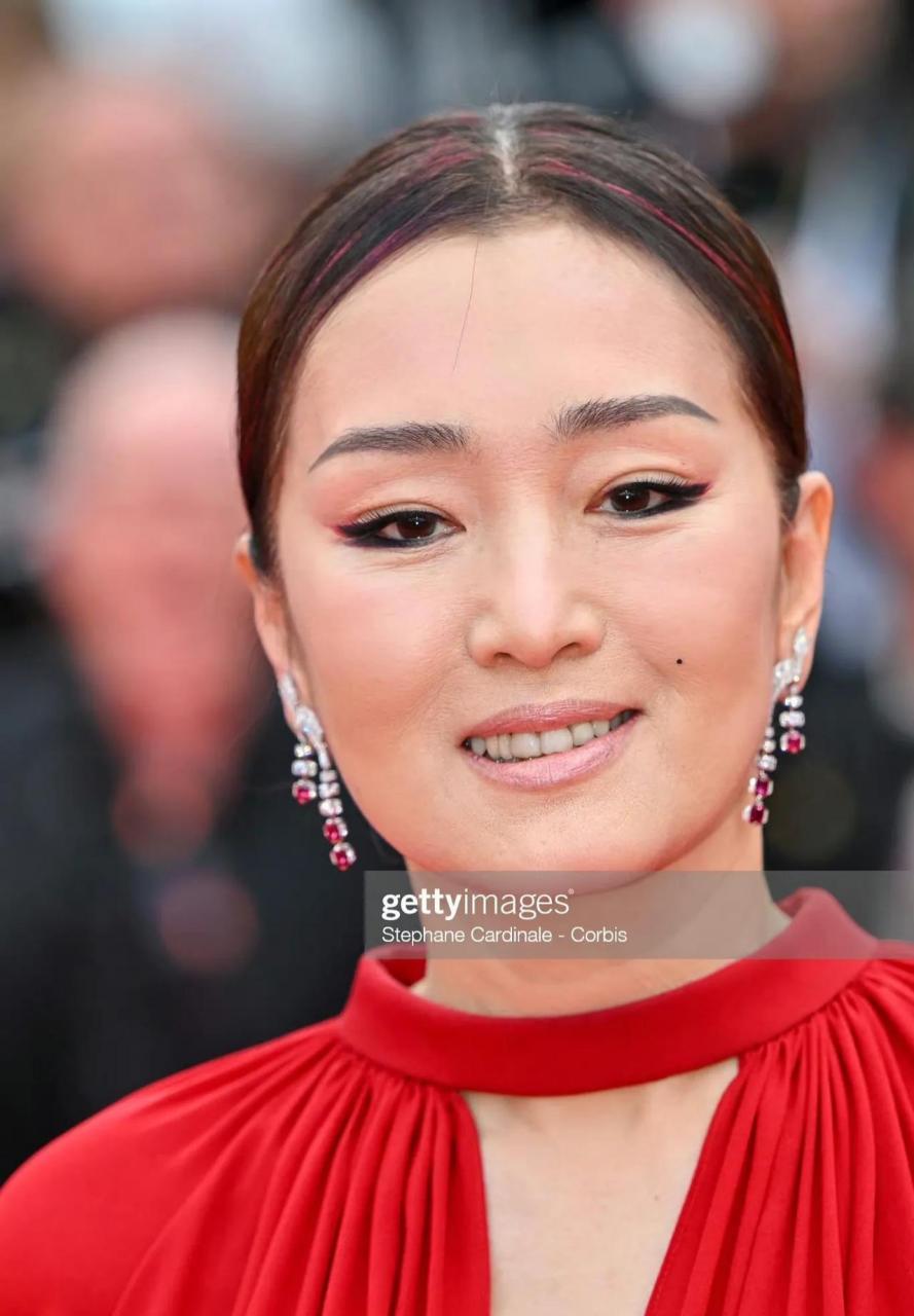 巩俐的皮肤还是略显老态的,  不过相对她58岁的年纪来说,  真的是很好