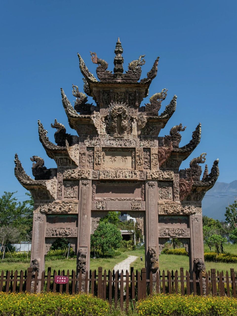 四川九襄石牌坊,雕刻有500多个不同人物 【四川九襄石牌坊】位于雅安