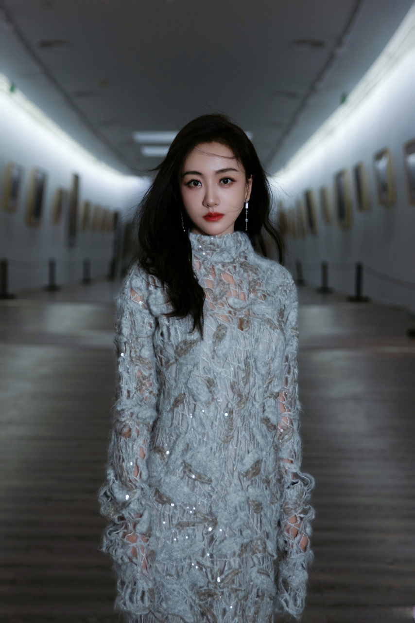 自由静谧,氤氲温柔.欢娱影视演员@杨蓉 最新写真今日释出.