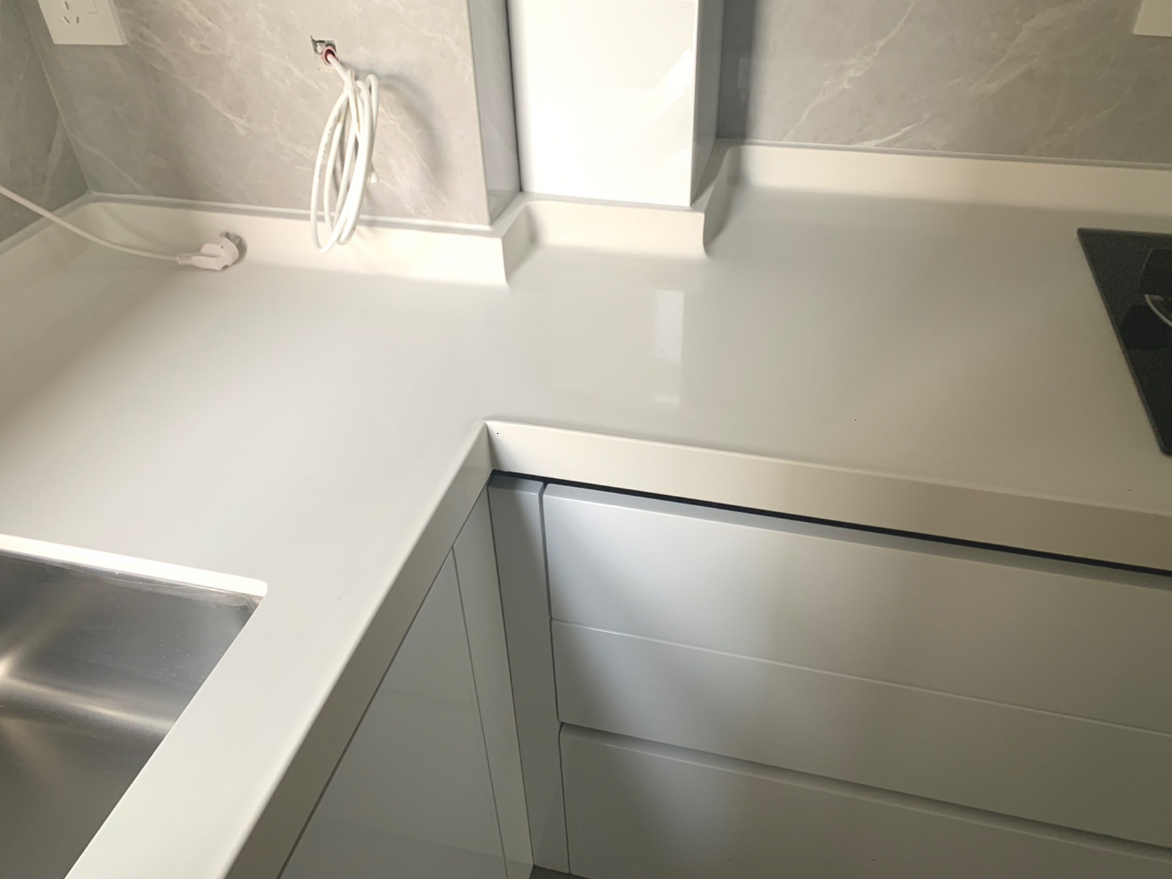 橱柜白色石英石台面,前后一体挡水条 石英石一体挡水沿台面 建议大家