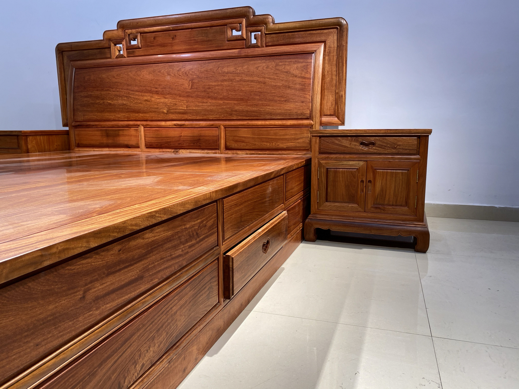 首先乌金木和柬埔寨黑酸枝两种木材它们都不属于国标红木的范畴,它们