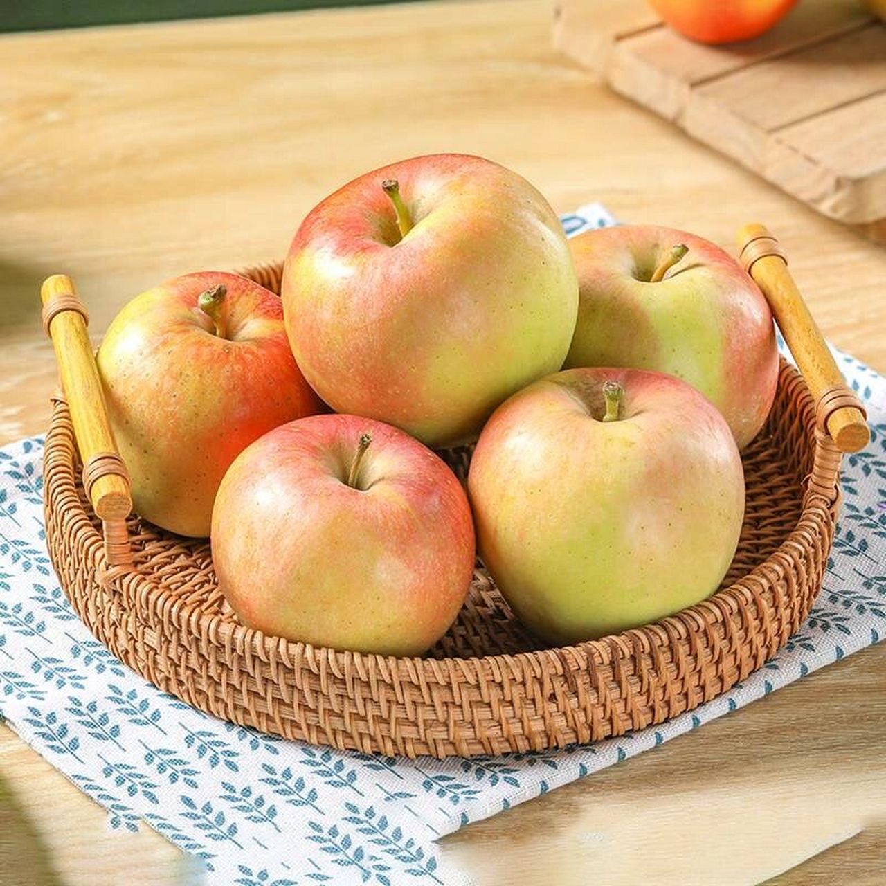 嘎拉苹果96 嘎啦苹果是我国早熟苹果的主栽品种,八月份为嘎啦苹果的