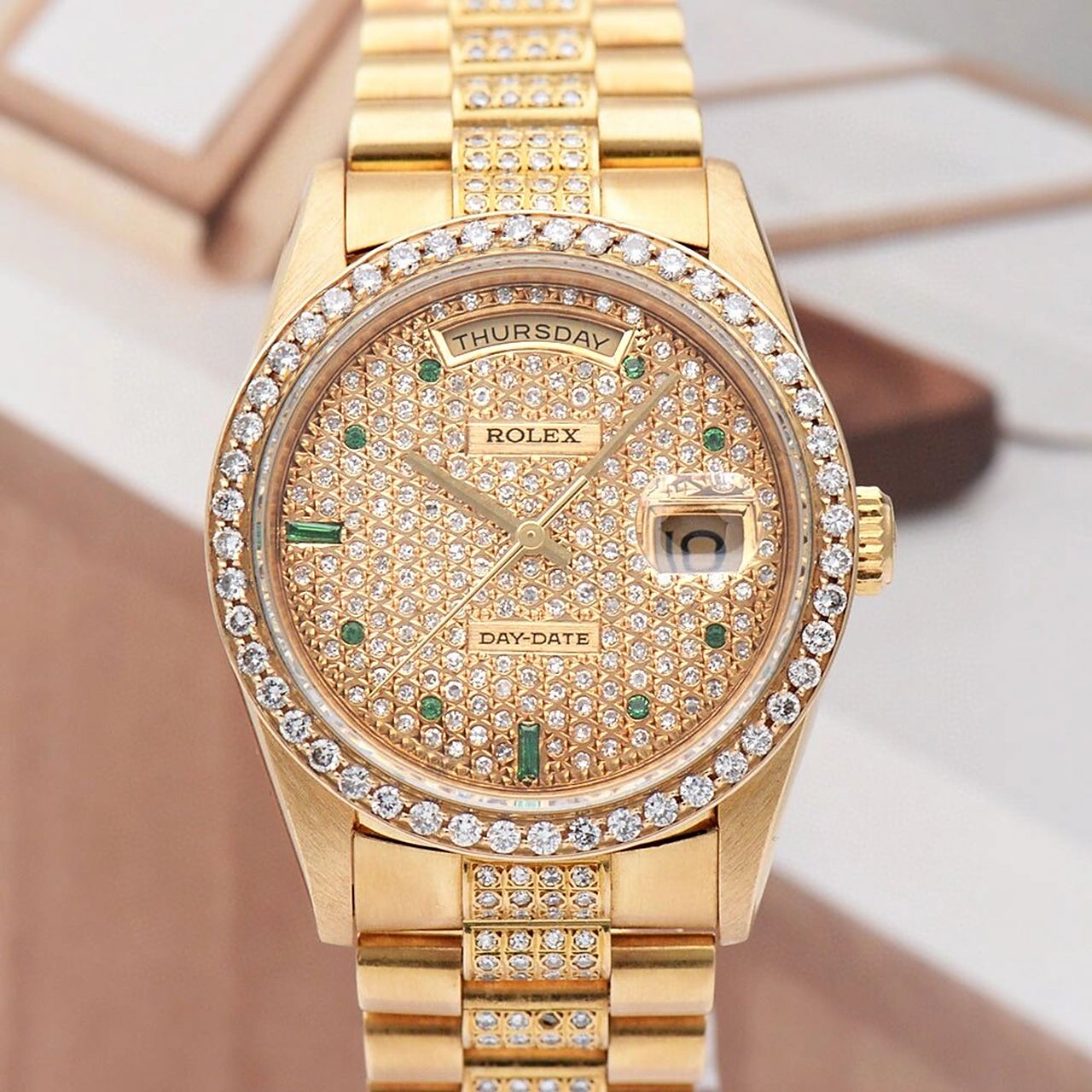 劳力士后镶钻满天星绿宝石金劳 劳力士 星期日历型 自动机械男表 型号