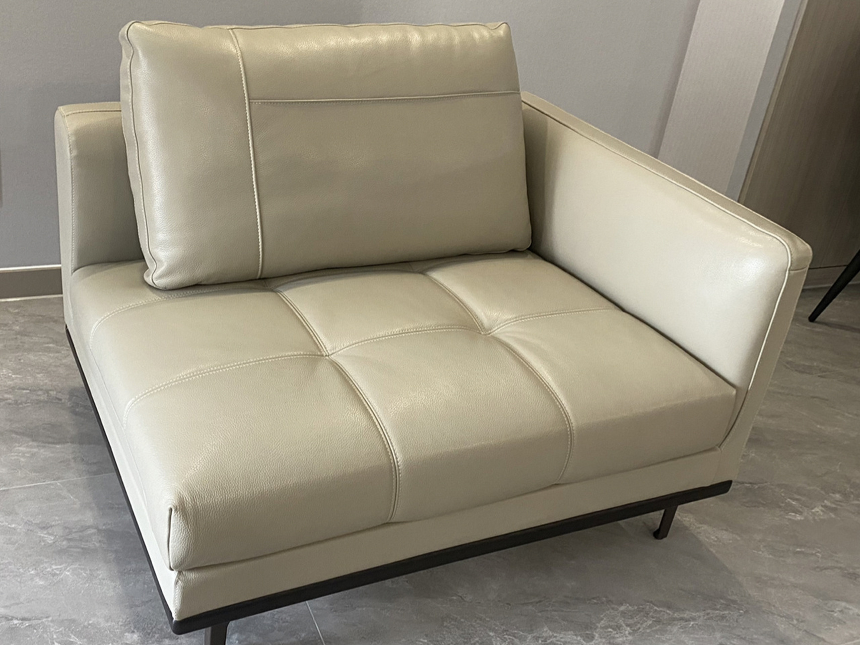 买了顾家cbd的沙发和床,色差能把自己气死 图一是店里拍的,图二是家里