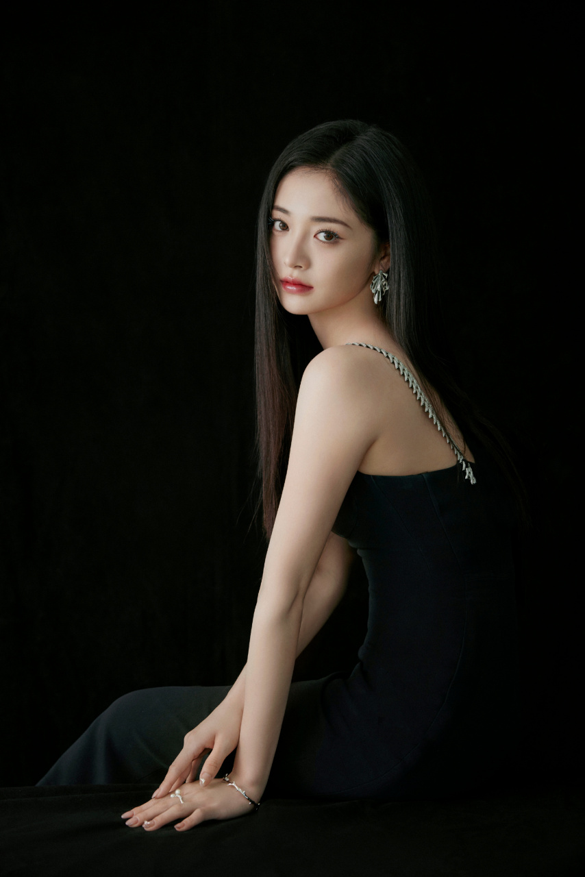 周洁琼,长发红唇,黑色吊带长裙,魅力写真组图