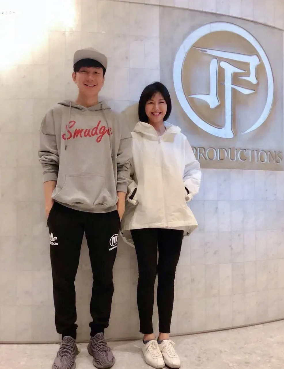 林俊杰晒了孙燕姿和张惠妹送的新年礼物,孙燕姿写的chinese new year