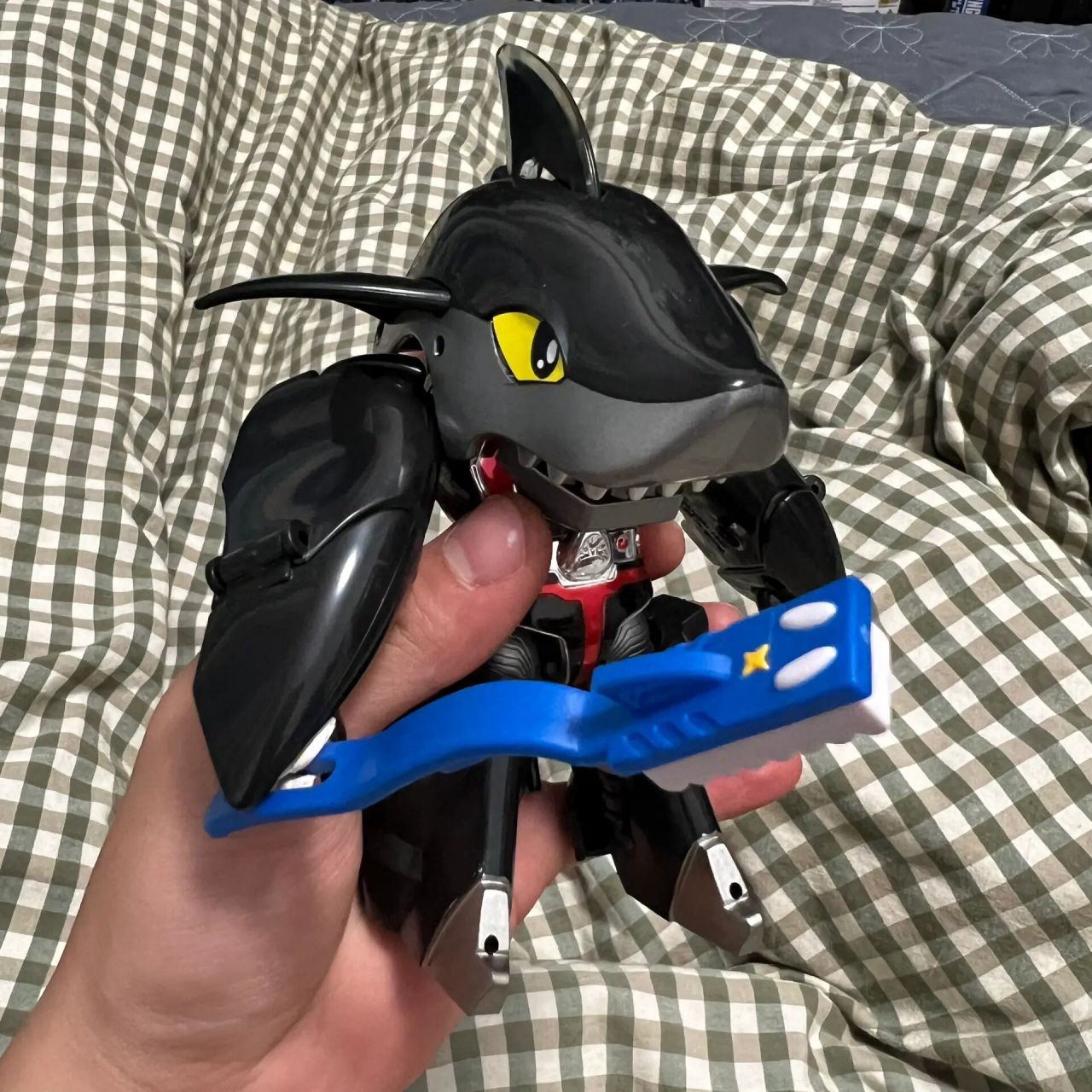 铁甲小宝最帅鲨鱼辣椒 这个鲨鱼辣椒太帅了co版带牙刷