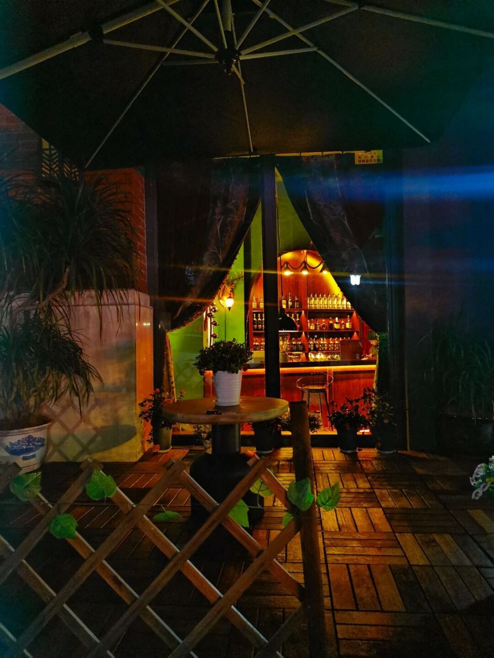 在这夜上海复古风情小酒馆享受微醺时刻 发现一家宝藏小酒馆,第一眼被