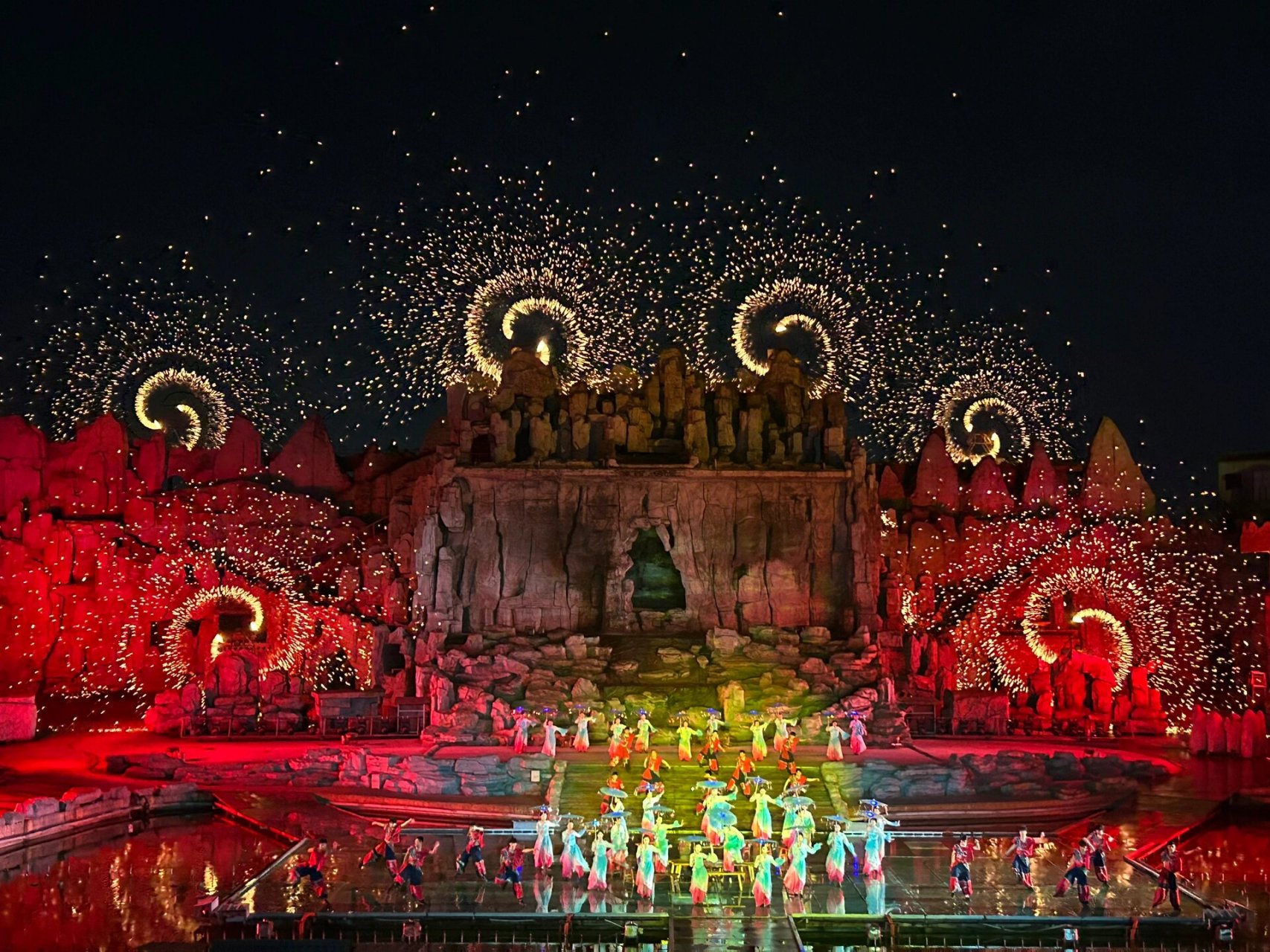 山西晋城司徒小镇打铁花 八月多在晋城司徒小镇观看了打铁花表演,今儿