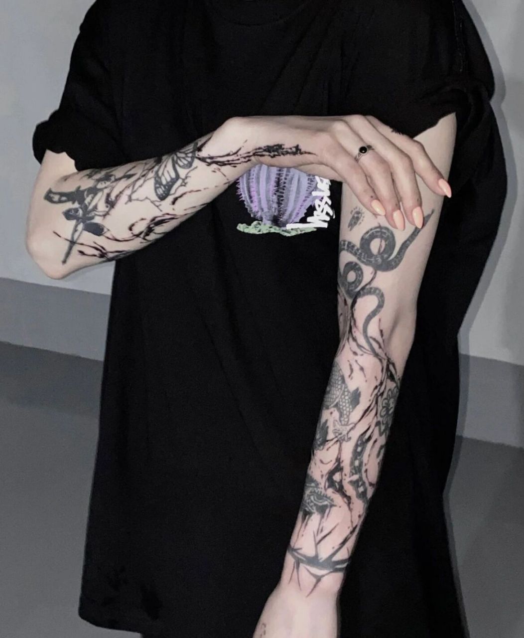 纹身图案推荐|手臂意象流线 小众纹身 " 摸不着的月亮是看不厌的 "