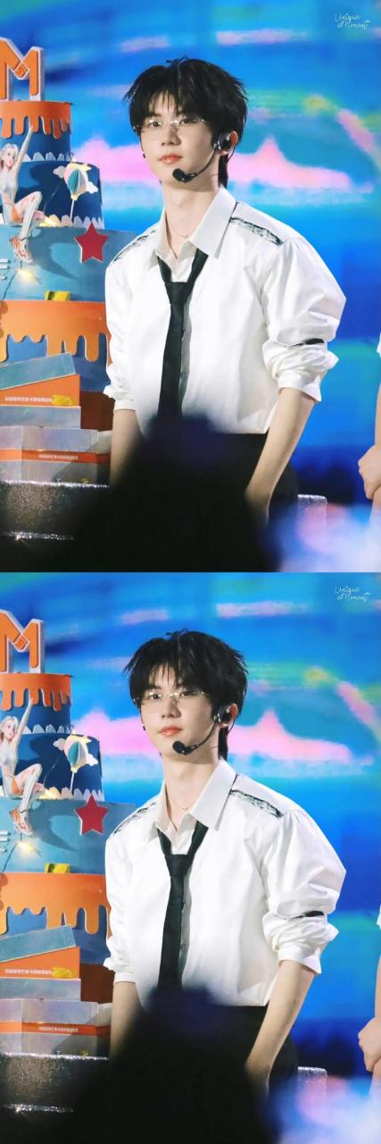 疯狂舔图～  近日马嘉祺在青春芒果夜的白衬衫领带加金丝眼镜造型