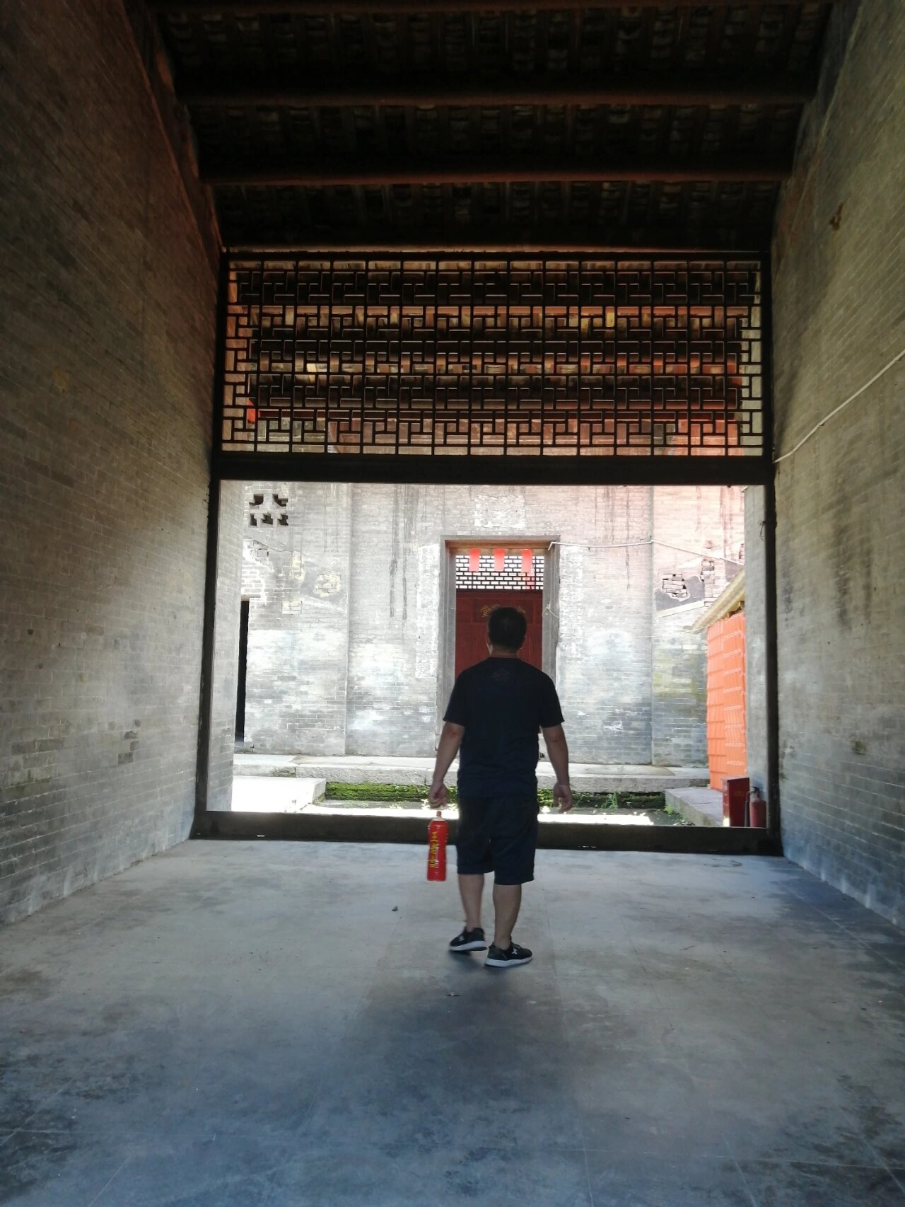 中午去广西平南思旺范家大院参观 中午弟弟,弟媳带我们去她娘家附近的