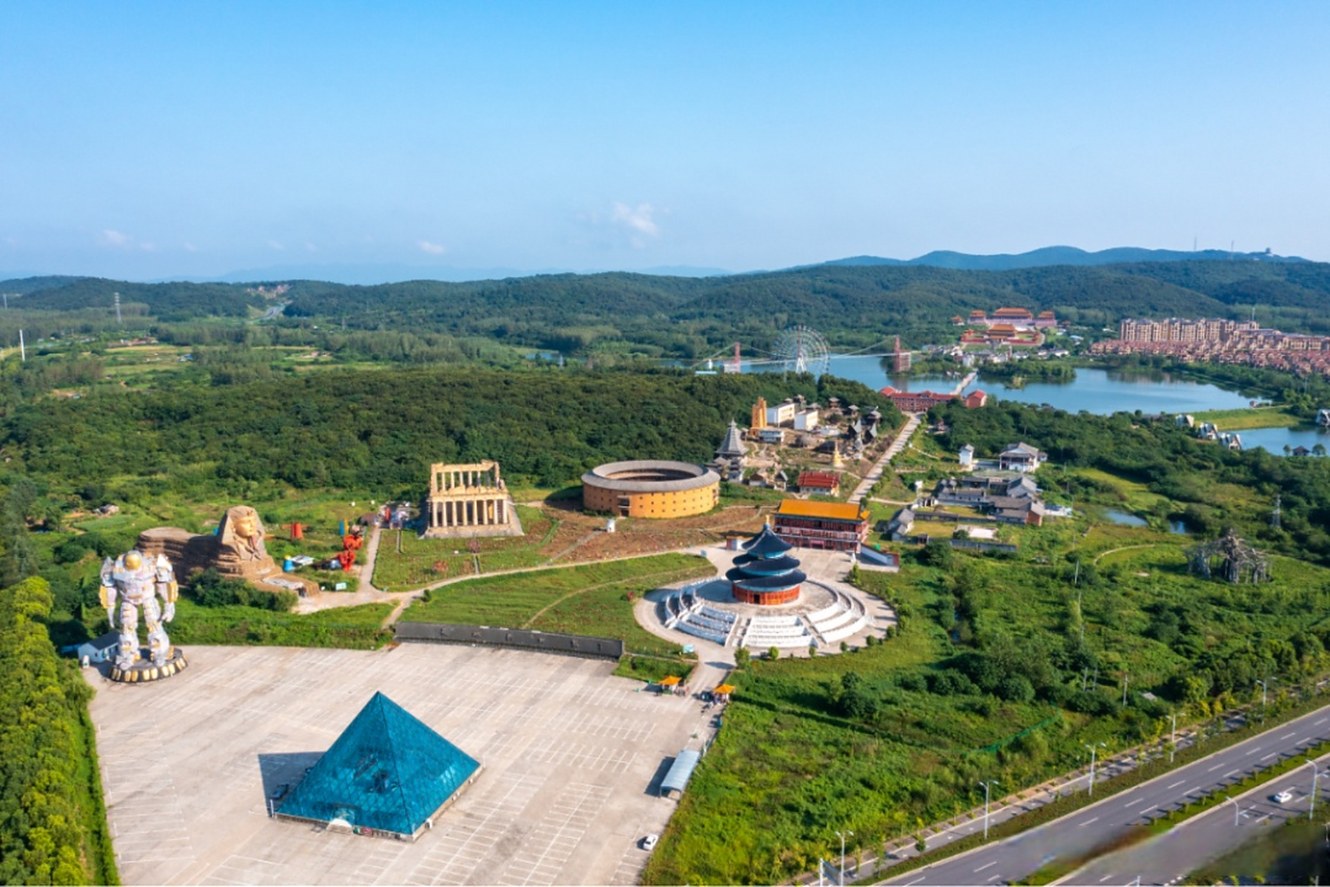 滁州长城影视基地是以影视拍摄服务为主的大型综合性旅游区,占地面积