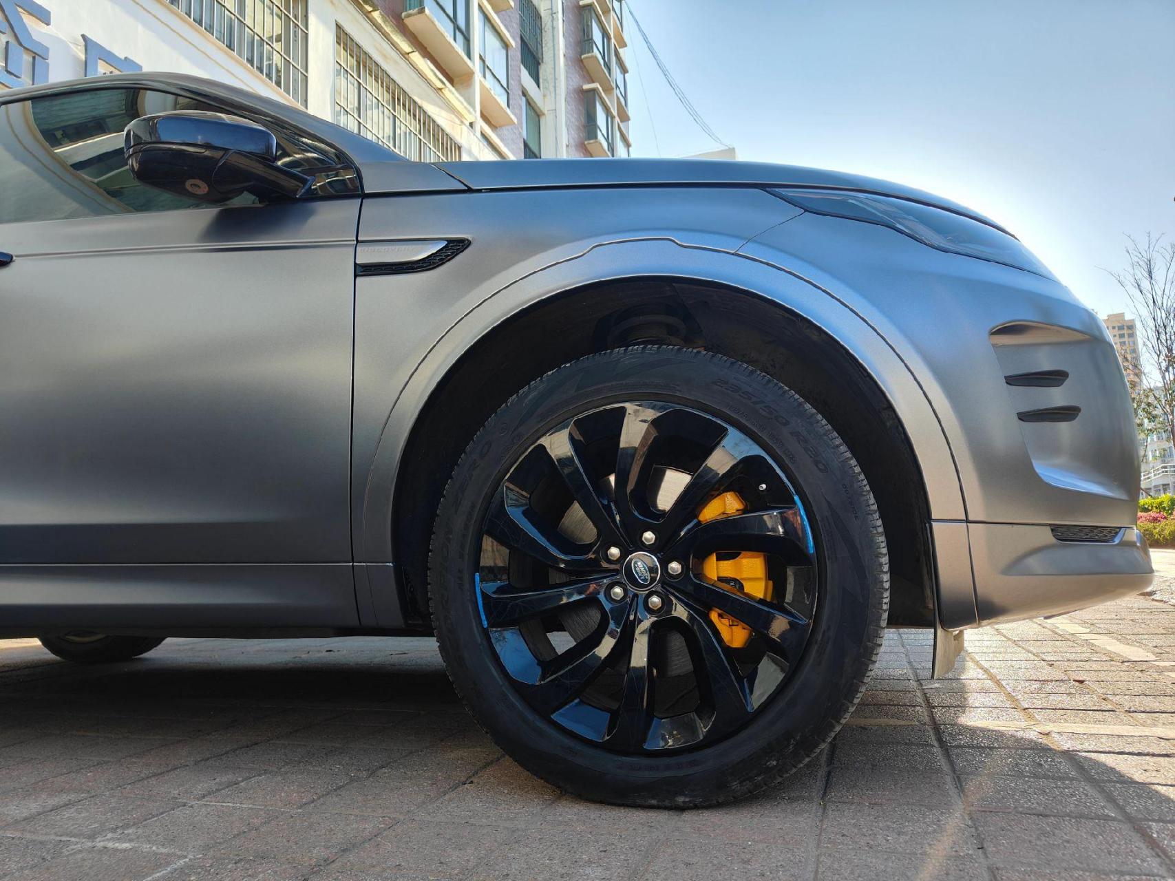 路虎发现神行 电光amg山灰改色.效果很好,搭配黑色20寸轮毂,黄色卡钳.