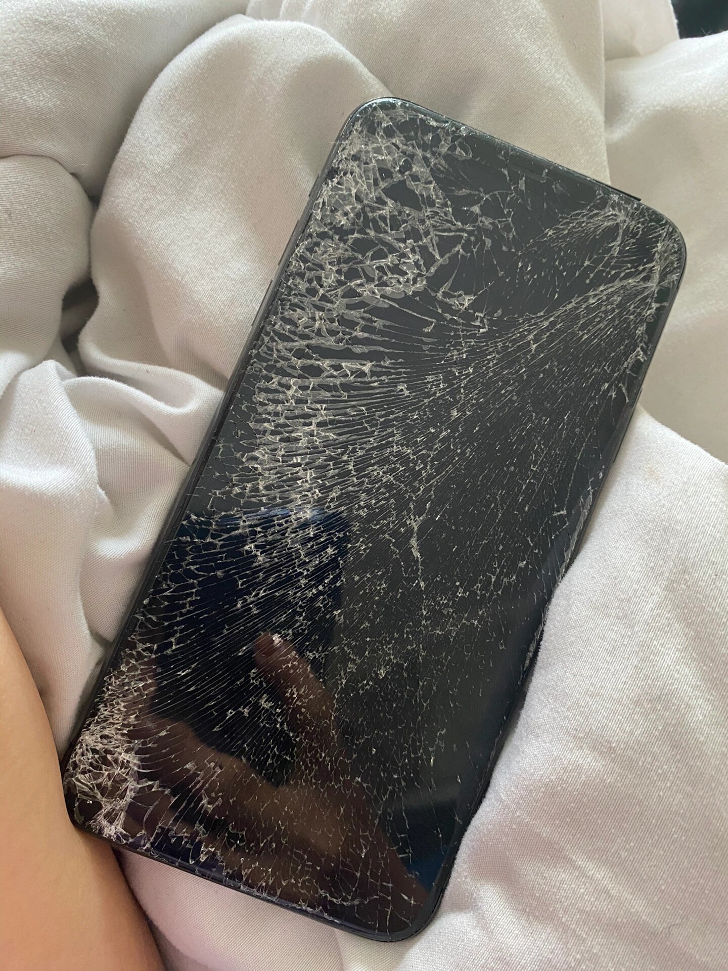 iphone11promax摔成这样还有必要修吗